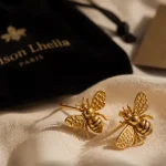 Boucle oreille abeille dorée, gros plan sur les alvéoles