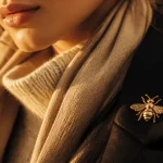 Broche abeille dorée sur veste noire