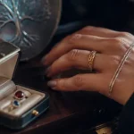 Symbolique des bijoux : bague en or et pierres rouges et bleues