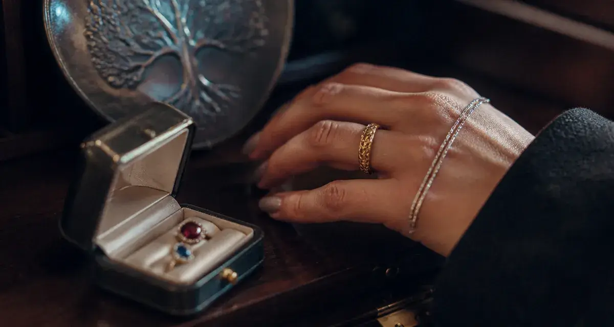 Symbolique des bijoux : bague en or et pierres rouges et bleues
