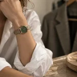 Tendance montre femme 2026 mini-boîtier tons naturels, vert profond et or mat